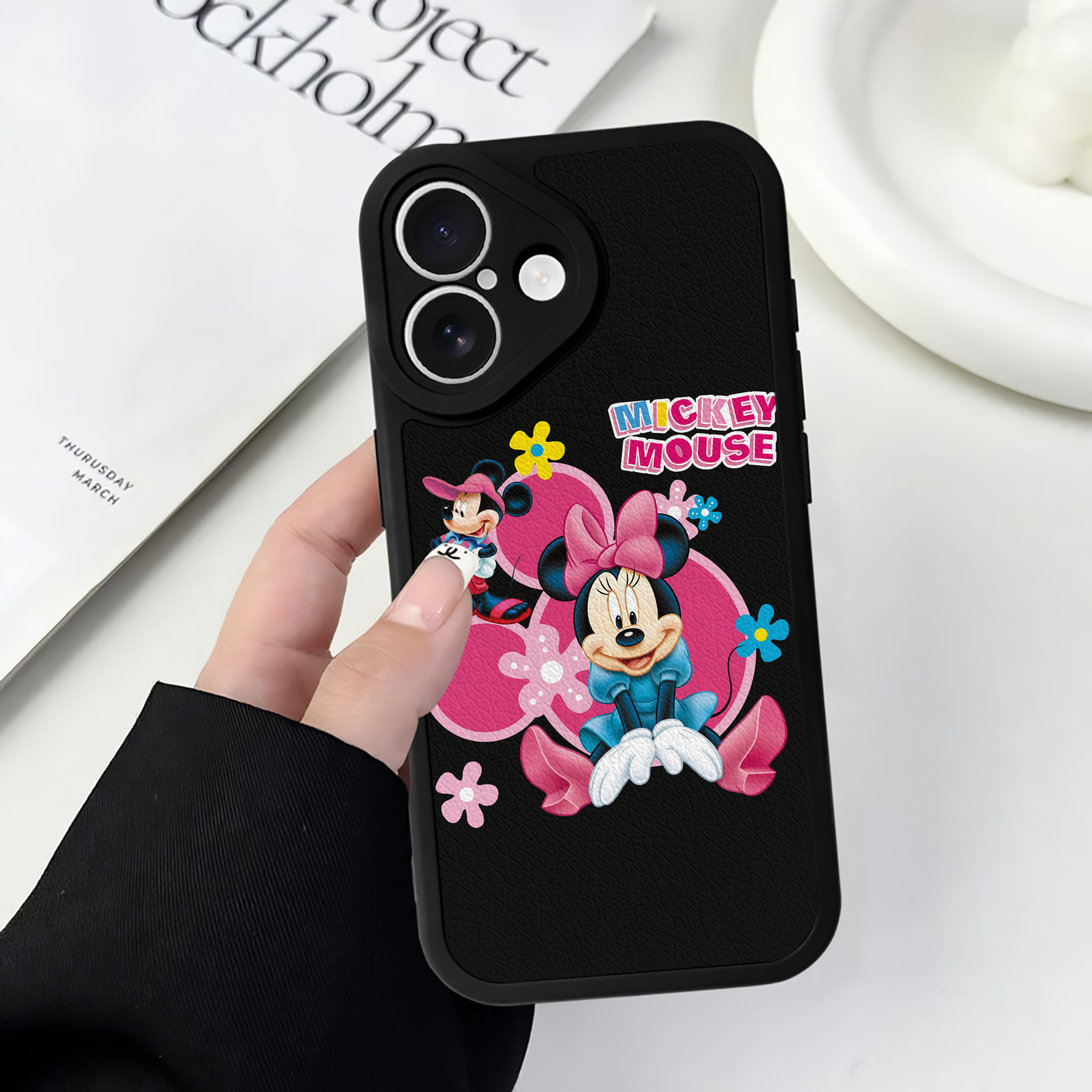 （画像用） ミッキーマウス Mickey Mouse 【iPhone 16シリーズ対応】シリコンスマホケース（レザー調） 材質：シリコン